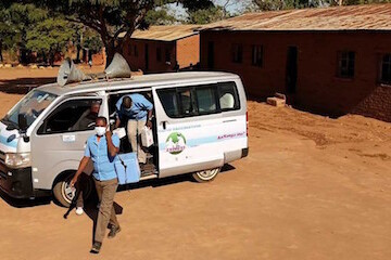 in-malawi,-vaccination-vans-protect-pregnant-women-from-covid-19