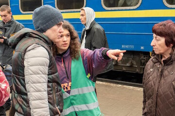 in-lviv,-a-teen-volunteer-helps-people-fleeing-war-in-ukraine