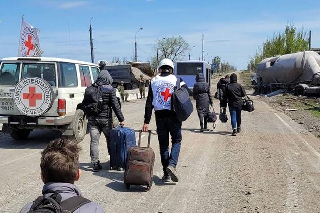 mariupol-steel-works-convoy:-un-aids-arrivals-after-going-‘through-hell’-on-harrowing-journey