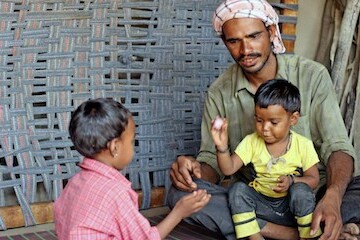 in-india,-new-tools-engage-fathers-in-early-child-development